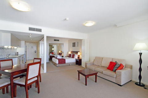 Ocean Views Resort - Kawana Tourism 6