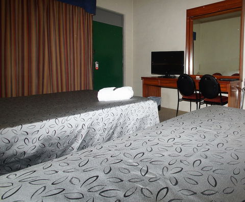 Seaton Arms Motor Inn - Kawana Tourism 3
