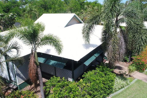 Cocos Beach Bungalows - Kawana Tourism 1