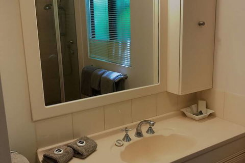 Cocos Beach Bungalows - Kawana Tourism 7
