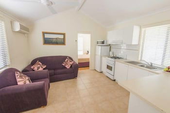 The Palms At Avoca - Kawana Tourism 6