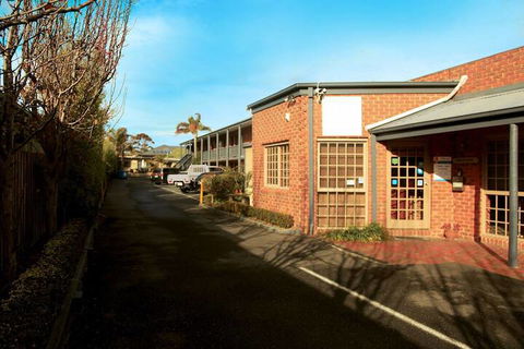 Admiral Motor Inn - Kawana Tourism 1
