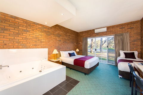 Thurgoona Country Club Resort - Kawana Tourism 6