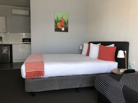 Commodore Motor Inn Albury - Kawana Tourism 4