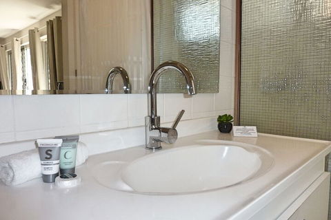 Jadran Motel & El Jays Holiday Lodge - Kawana Tourism 7