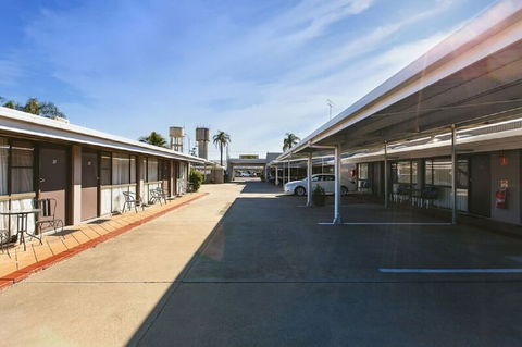 The Town House Motor Inn - Kawana Tourism 3