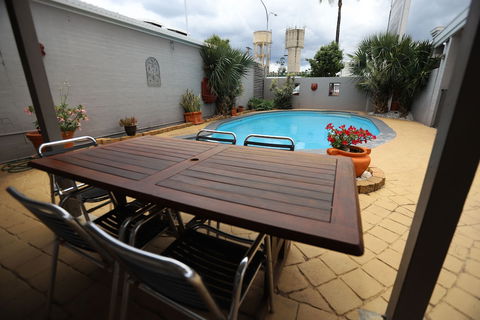 The Town House Motor Inn - Kawana Tourism 2