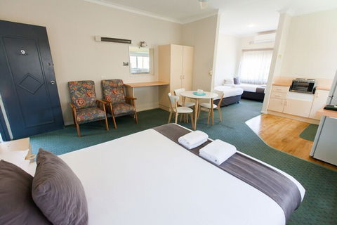 Jasmine Lodge Motel - Kawana Tourism 3