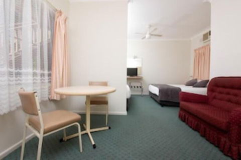 Jasmine Lodge Motel - Kawana Tourism 7