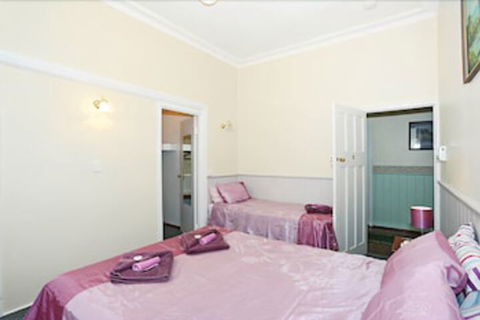 Jacaranda Guest House - Kawana Tourism 6