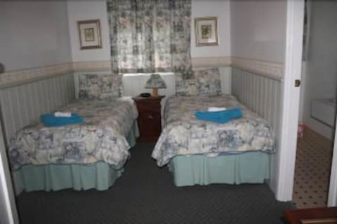 Jacaranda Guest House - Kawana Tourism 5