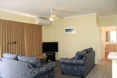 Gale Street Motel And Villas - Kawana Tourism 5