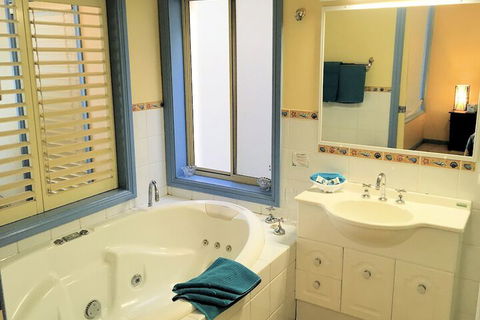 Al Mare Beachfront Retreat - Kawana Tourism 5