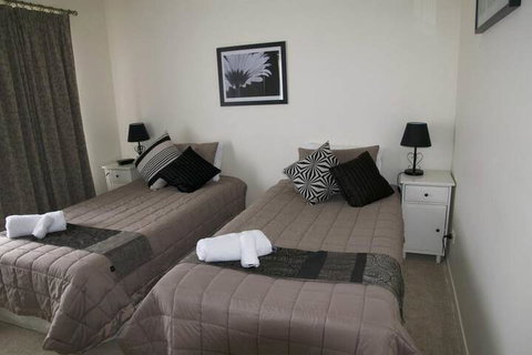 Cole House Apartments - Kawana Tourism 6