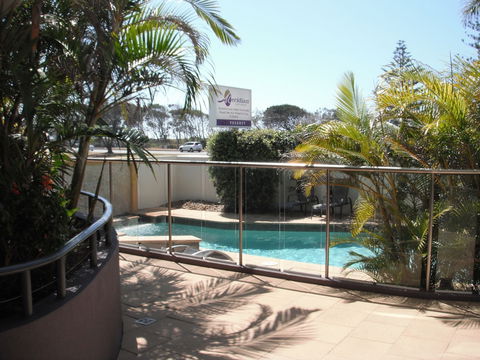 Meridian Alex Beach Apartments - Kawana Tourism 5