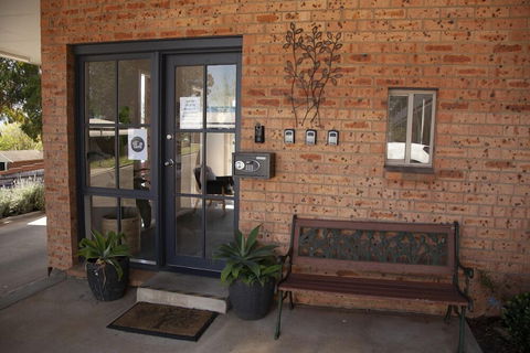 Bega Downs Motor Inn - Kawana Tourism 6