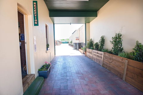Elm Court Motel - Kawana Tourism 4