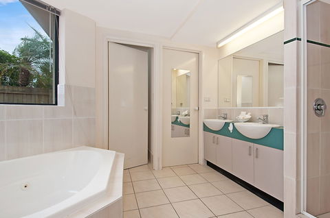 Windward Passage Holiday Apartments - Kawana Tourism 4