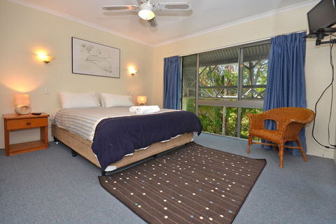 Raintrees On Moffat Beach - Kawana Tourism 7