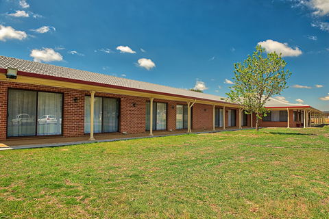 Bushmans Motor Inn - Kawana Tourism 0
