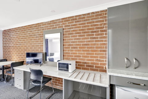 Bushmans Motor Inn - Kawana Tourism 6