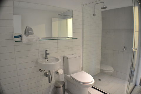 Royal Stays Apartments Docklands - Kawana Tourism 5