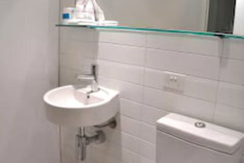 Royal Stays Apartments Docklands - Kawana Tourism 7