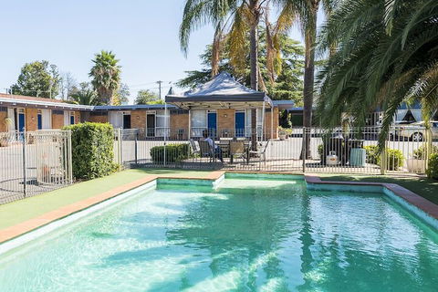 Plainsman Motel - Kawana Tourism 1