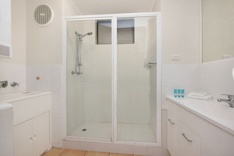 Joanne Apartments - Kawana Tourism 6
