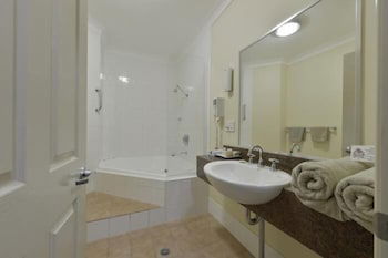 Golden Guitar Motor Inn - Kawana Tourism 5