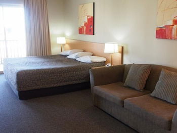 Golden Guitar Motor Inn - Kawana Tourism 3