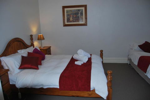 Jacaranda Cottage - Kawana Tourism 4