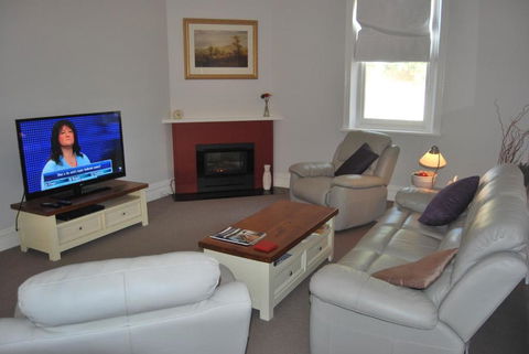 Jacaranda Cottage - Kawana Tourism 1