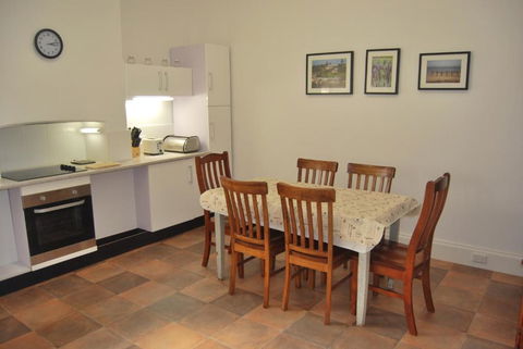 Jacaranda Cottage - Kawana Tourism 6