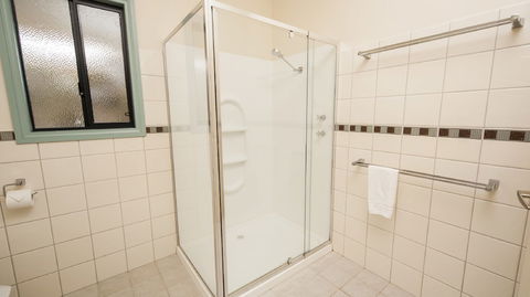 Nutkin Lodge - Kawana Tourism 4