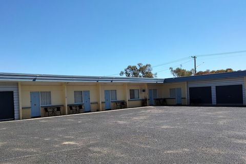 Warren Motor Inn - Kawana Tourism 3