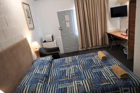 Warren Motor Inn - Kawana Tourism 5