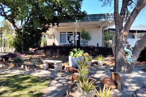 Warren Motor Inn - Kawana Tourism 2