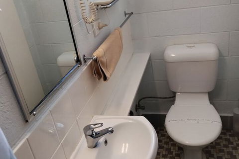 Warren Motor Inn - Kawana Tourism 6