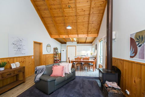 Country Lane Cottage - Kawana Tourism 1
