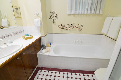 Rosevillehouse Bed & Breakfast - Kawana Tourism 5