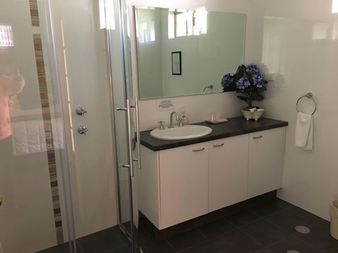 Armadale Cottage Bed & Breakfast - Kawana Tourism 4