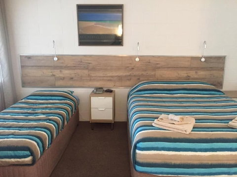 A & A Motel - Kawana Tourism 5