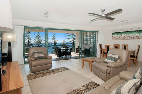 Norfolks On Moffat Beach - Kawana Tourism 3