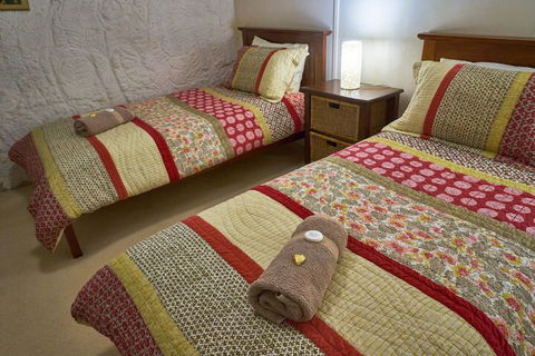 Underground Bed And Breakfast - Kawana Tourism 7
