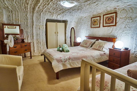 Underground Bed And Breakfast - Kawana Tourism 2