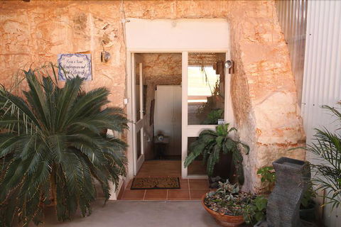 Underground Bed And Breakfast - Kawana Tourism 1