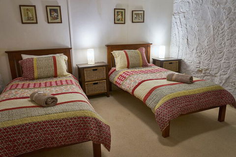 Underground Bed And Breakfast - Kawana Tourism 4