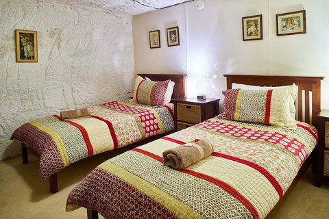 Underground Bed And Breakfast - Kawana Tourism 6