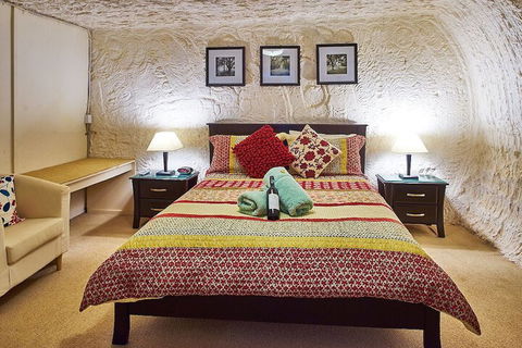 Underground Bed And Breakfast - Kawana Tourism 3